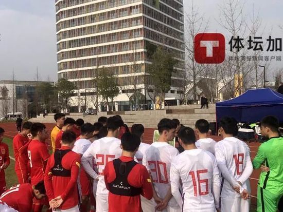 上半场，迪巴拉助攻卢卡库俯身冲顶破门，迪巴拉送外脚背助攻后伤退。